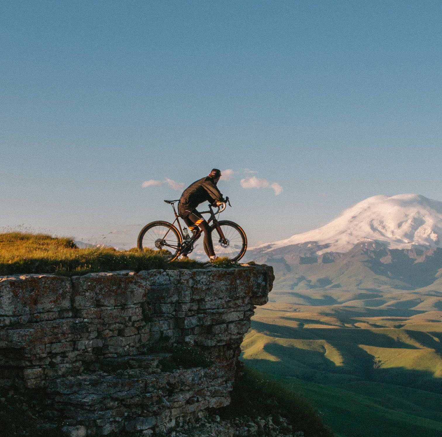 hombre bicicleta paisaje